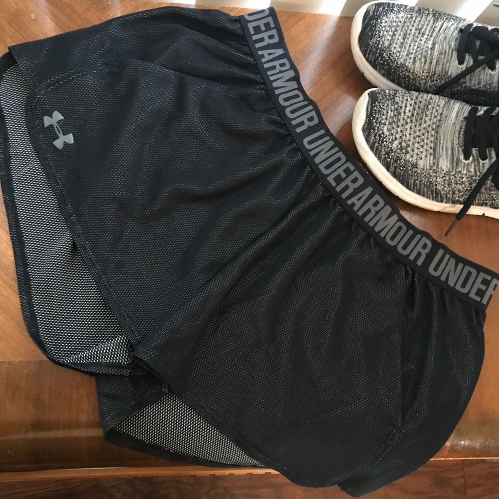 Under Armour | Loose Fit Shorts